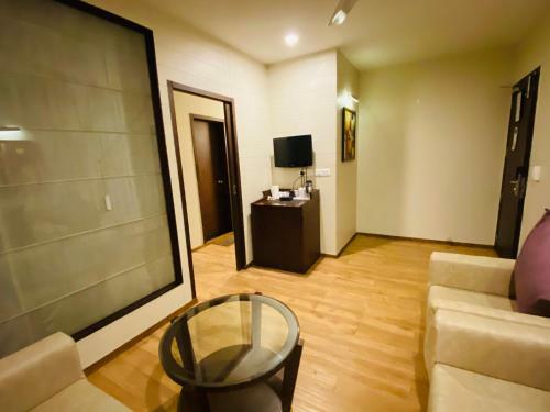 Hotel Saluja Residency New Amber Bar & Restraurant