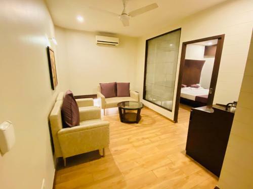 Hotel Saluja Residency New Amber Bar & Restraurant