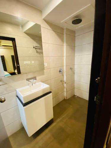 Hotel Saluja Residency New Amber Bar & Restraurant