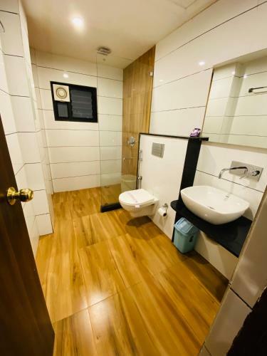 Hotel Saluja Residency New Amber Bar & Restraurant