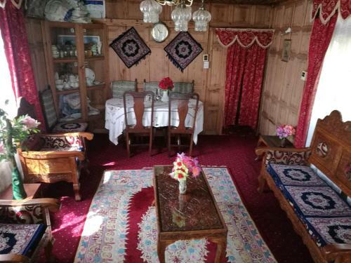 House Boat Hardy Palace