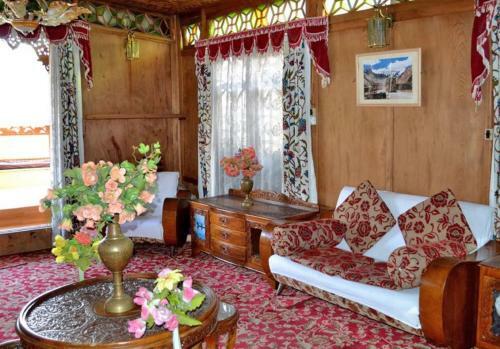 De Laila House Boat By Sterling