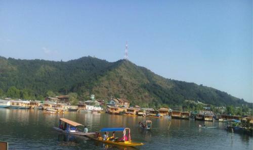 De Laila House Boat By Sterling