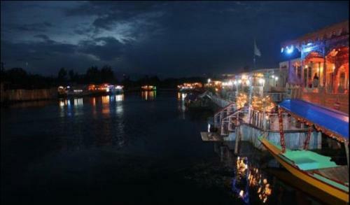 De Laila House Boat By Sterling