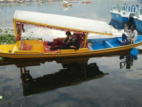 Houseboat Young Snow View Front Line Dal Lake