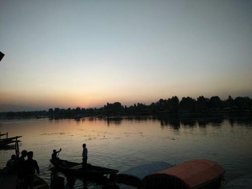 Houseboat Young Snow View Front Line Dal Lake