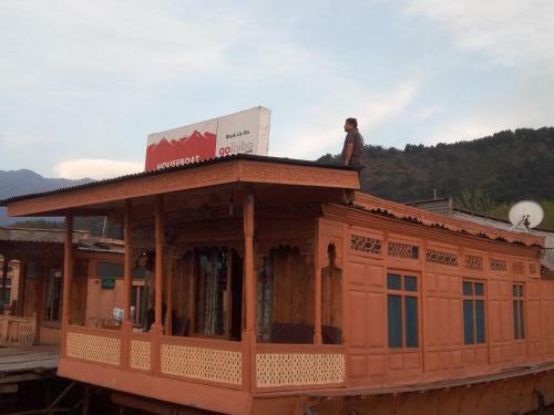 Houseboat New Suzan
