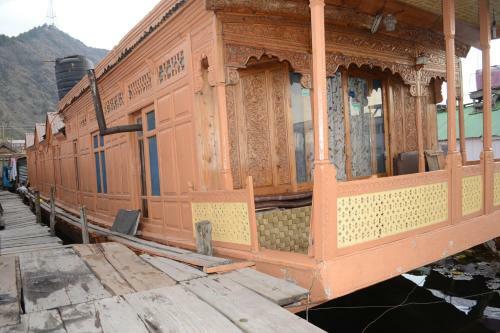 Houseboat New Suzan