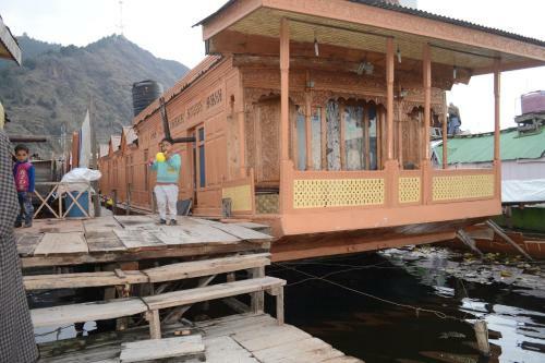 Houseboat New Suzan