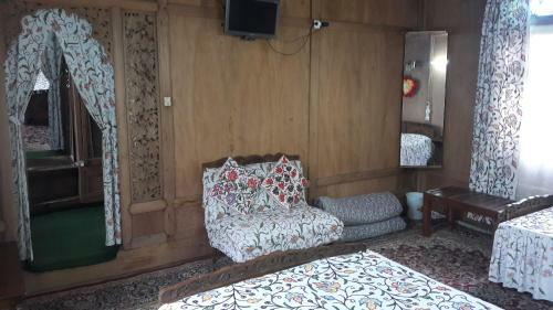 House Boat New Cherry Ripe