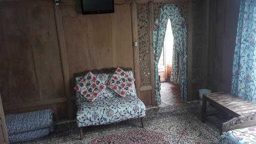 House Boat New Cherry Ripe