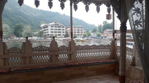 House Boat New Cherry Ripe