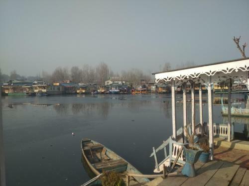 Hotel Houseboat Shamus Maqbool