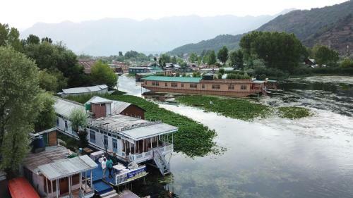 Hotel Houseboat Shamus Maqbool