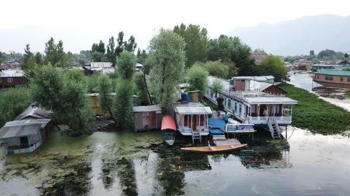 Hotel Houseboat Shamus Maqbool