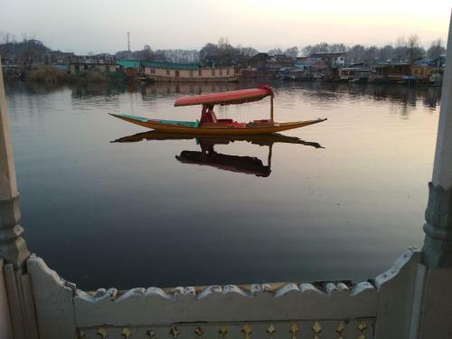 Hotel Houseboat Shamus Maqbool