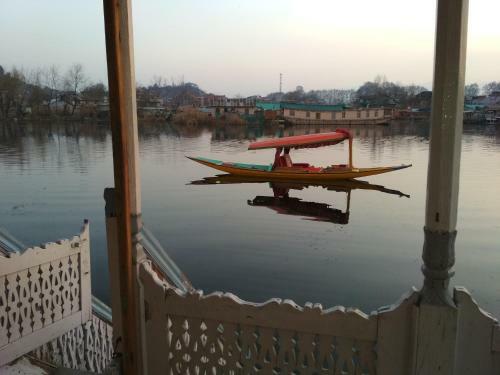 Hotel Houseboat Shamus Maqbool