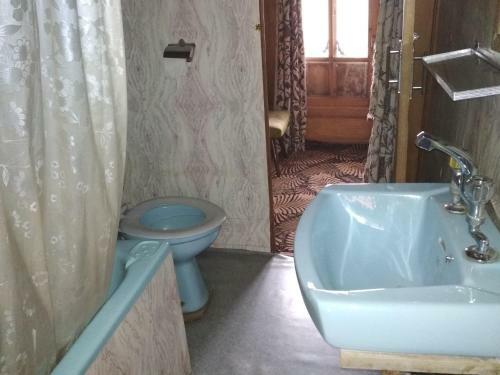 Hotel Houseboat Shamus Maqbool
