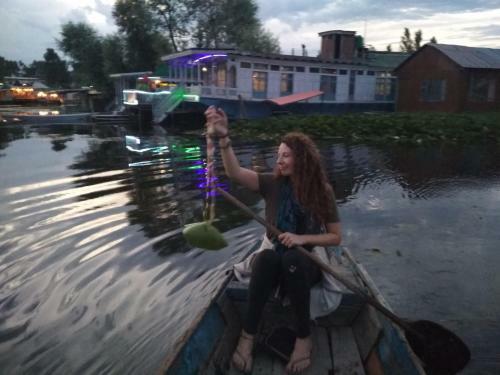 Hotel Houseboat Shamus Maqbool