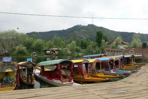 Hotel Houseboat Shamus Maqbool