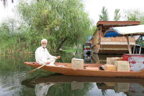 Hotel Houseboat Shamus Maqbool