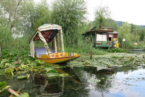 Hotel Houseboat Shamus Maqbool