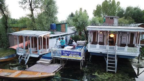 Hotel Houseboat Shamus Maqbool