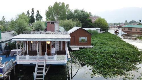 Hotel Houseboat Shamus Maqbool