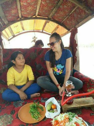 Hotel Houseboat Shamus Maqbool