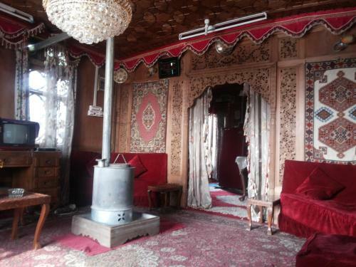 New Shamus Maqbool Group Of Houseboat