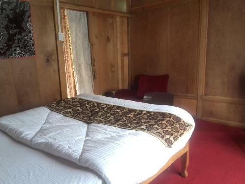 New Shamus Maqbool Group Of Houseboat
