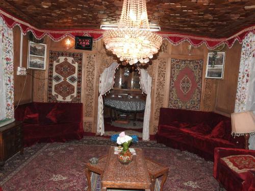 New Shamus Maqbool Group Of Houseboat