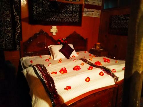 New Shamus Maqbool Group Of Houseboat