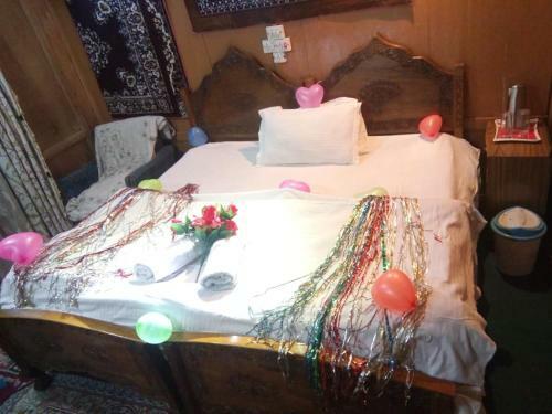 New Shamus Maqbool Group Of Houseboat