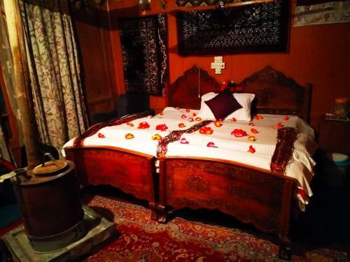New Shamus Maqbool Group Of Houseboat