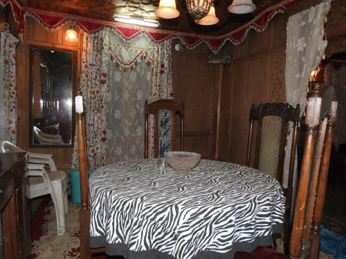 New Shamus Maqbool Group Of Houseboat