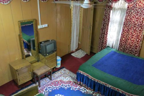 New Shamus Maqbool Group Of Houseboat