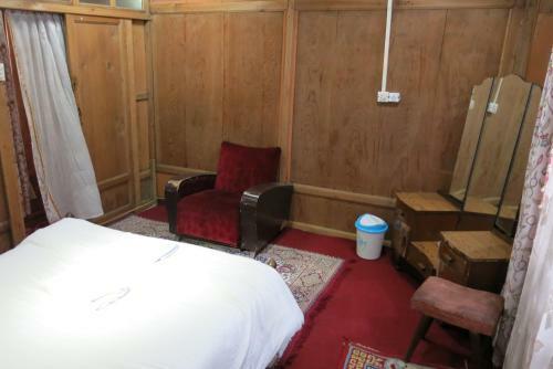 New Shamus Maqbool Group Of Houseboat
