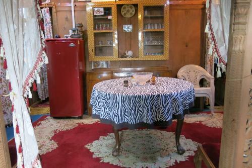 New Shamus Maqbool Group Of Houseboat