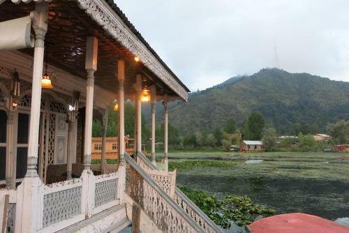 New Shamus Maqbool Group Of Houseboat