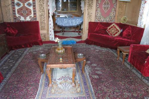New Shamus Maqbool Group Of Houseboat