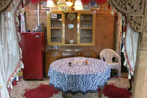 New Shamus Maqbool Group Of Houseboat