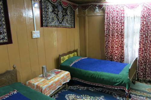 New Shamus Maqbool Group Of Houseboat