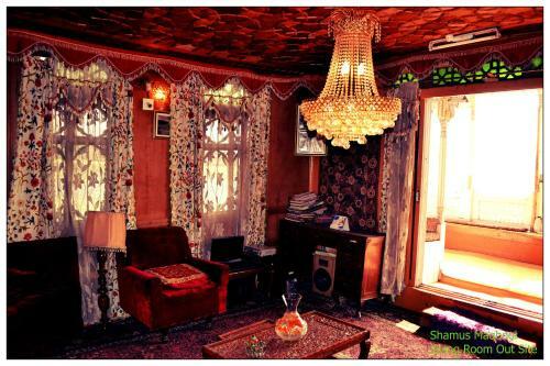 New Shamus Maqbool Group Of Houseboat