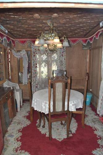 New Shamus Maqbool Group Of Houseboat
