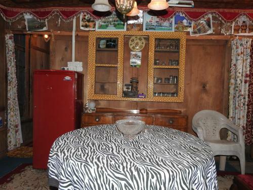 New Shamus Maqbool Group Of Houseboat