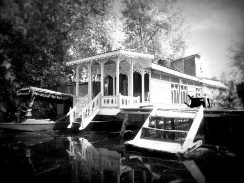 New Shamus Maqbool Group Of Houseboat
