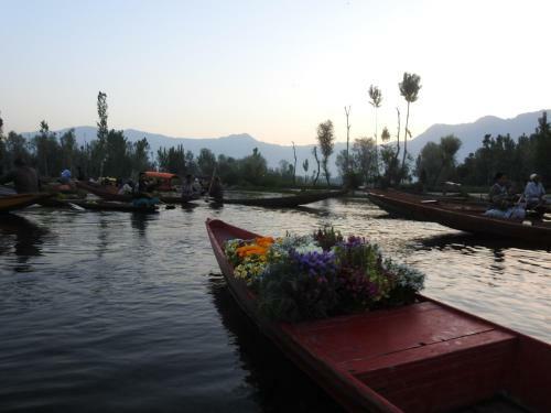 New Shamus Maqbool Group Of Houseboat