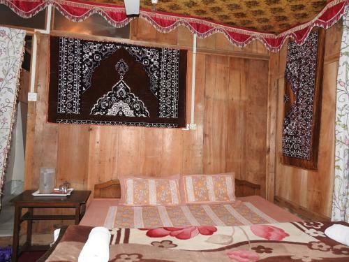 New Shamus Maqbool Group Of Houseboat