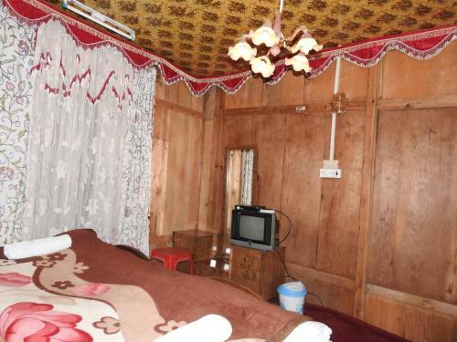 New Shamus Maqbool Group Of Houseboat